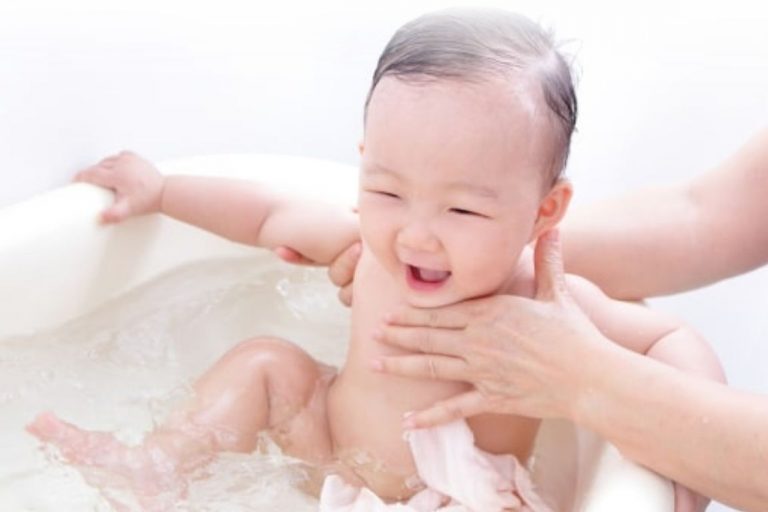5 Cara Memandikan Bayi dengan Aman